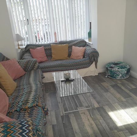 One Bed Stunning Apartment With Parking Right Outside, Close To Burton Town Centre 외부 사진