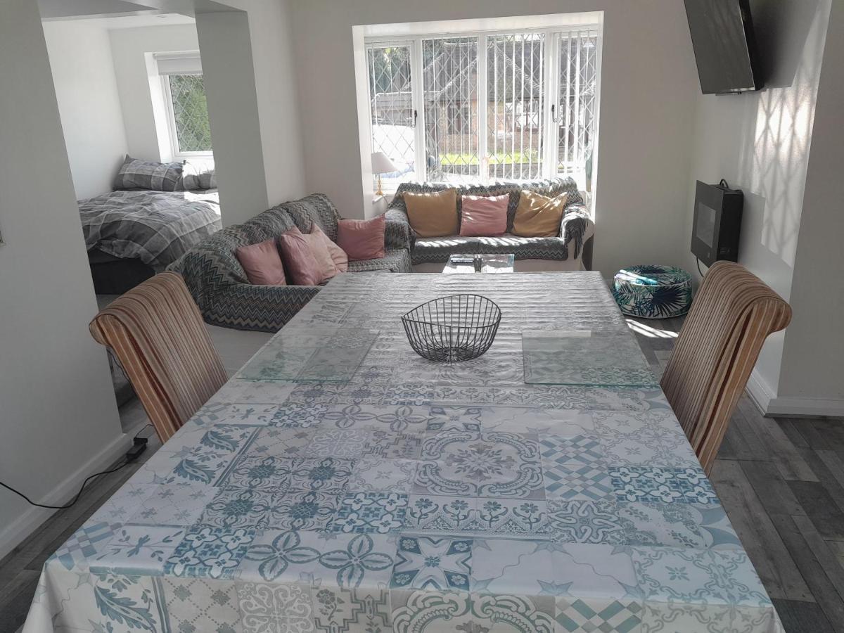 One Bed Stunning Apartment With Parking Right Outside, Close To Burton Town Centre 외부 사진