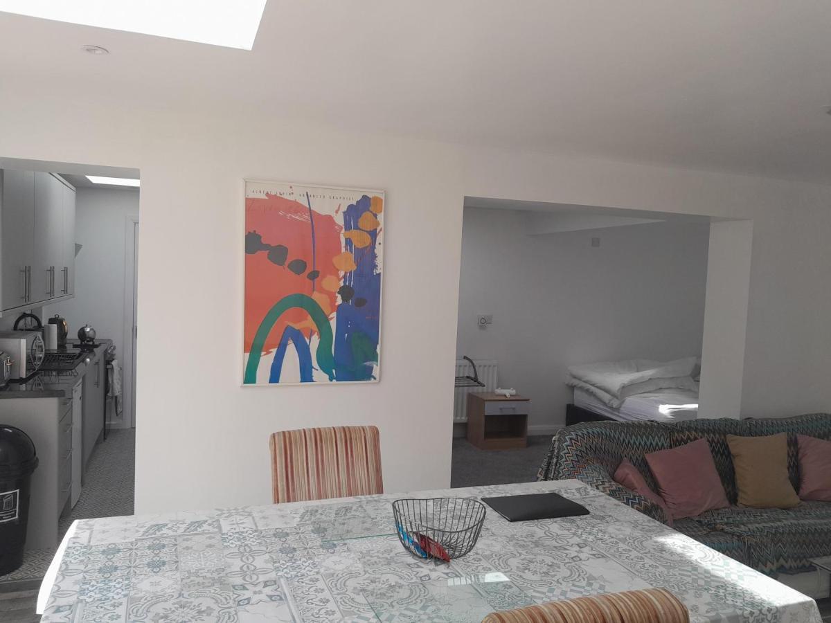 One Bed Stunning Apartment With Parking Right Outside, Close To Burton Town Centre 외부 사진