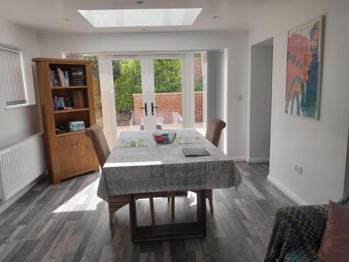 One Bed Stunning Apartment With Parking Right Outside, Close To Burton Town Centre 외부 사진