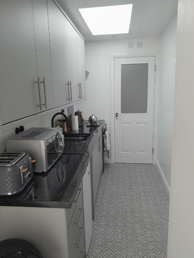 One Bed Stunning Apartment With Parking Right Outside, Close To Burton Town Centre 외부 사진