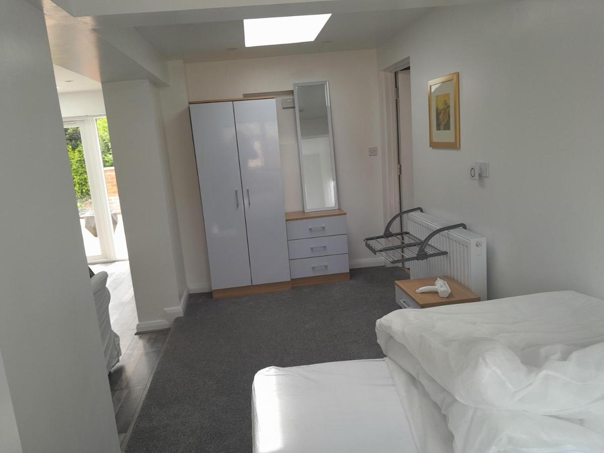 One Bed Stunning Apartment With Parking Right Outside, Close To Burton Town Centre 외부 사진