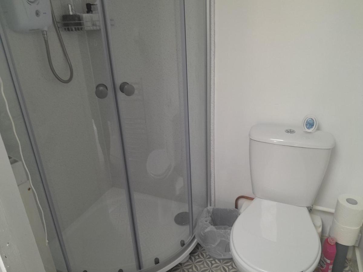 One Bed Stunning Apartment With Parking Right Outside, Close To Burton Town Centre 외부 사진