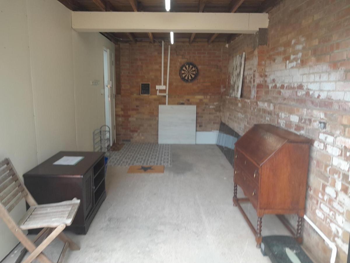 One Bed Stunning Apartment With Parking Right Outside, Close To Burton Town Centre 외부 사진