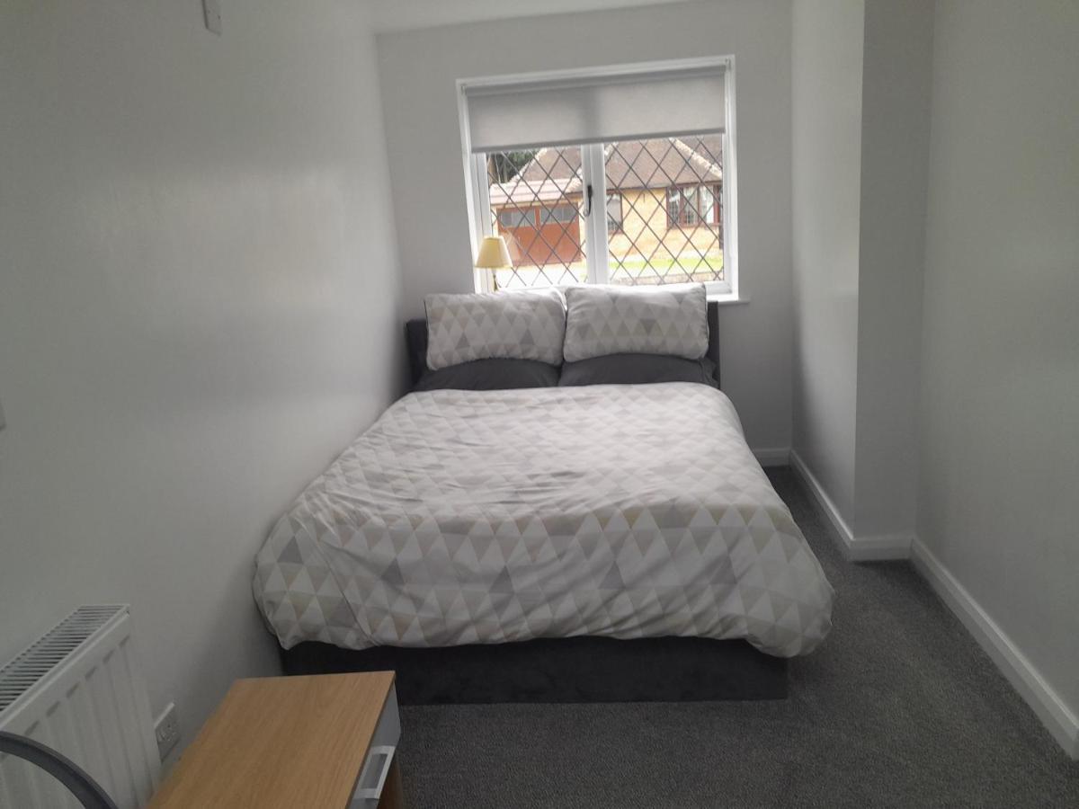 One Bed Stunning Apartment With Parking Right Outside, Close To Burton Town Centre 외부 사진